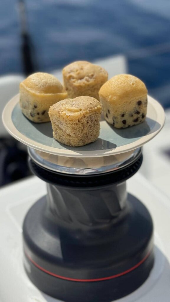 petits gateaux pendant une après midi à naviguer sur la mer méditerranée